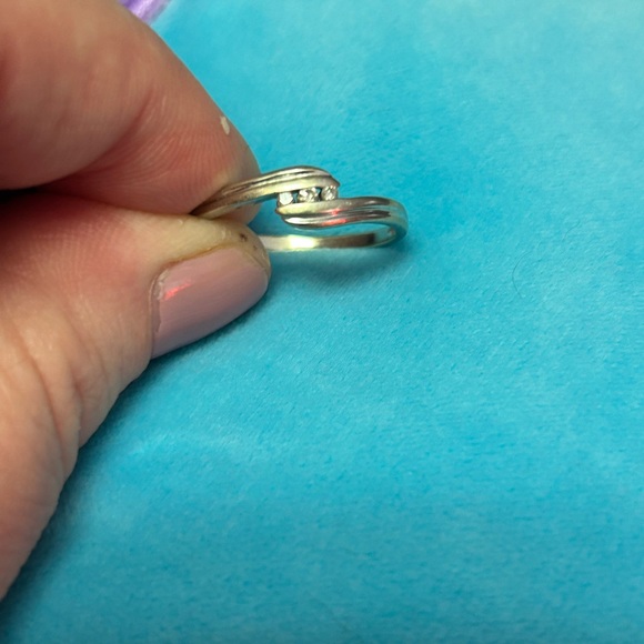 10k white gold and diamond ring. Size 8. - Picture 5 of 5